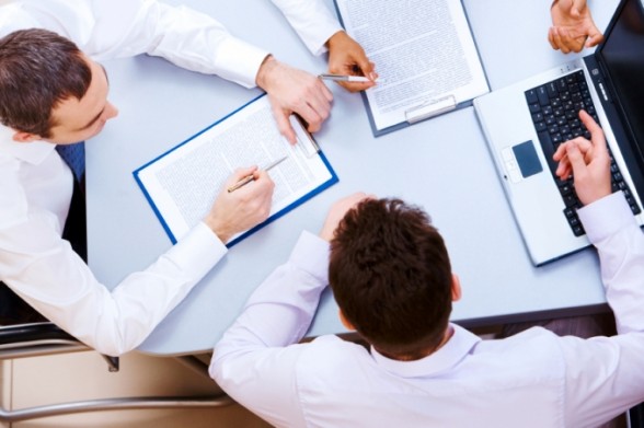 Personas trabajando en una oficina